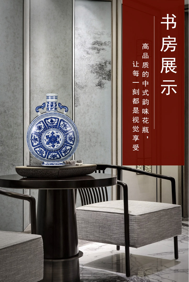 Jingdezhen blue and white ears flat chinaware bottle moonlight bottle vases, antique Chinese style decorates porch rich ancient frame furnishing articles