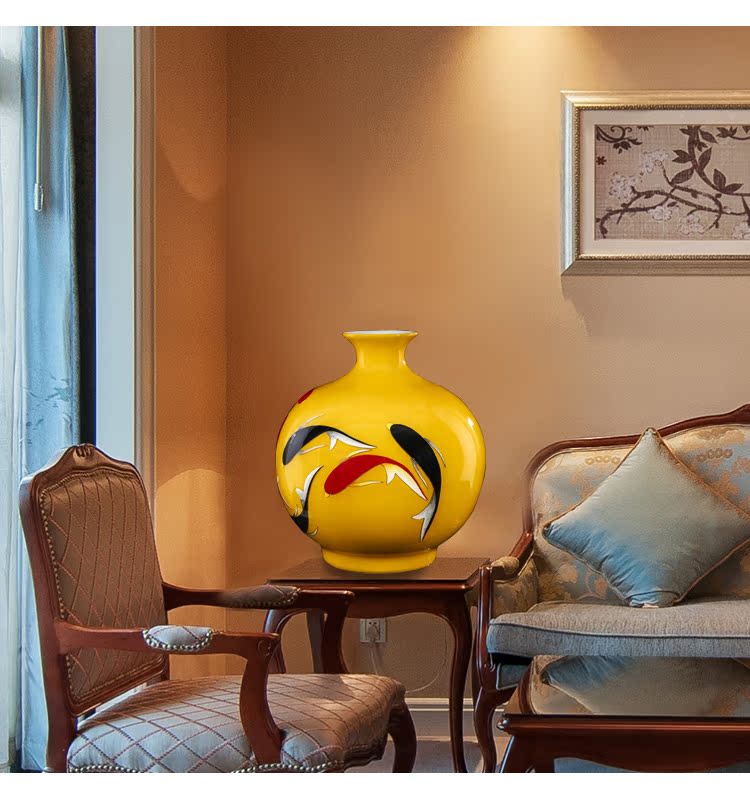 Jingdezhen ceramics high - grade yellow fish le furnishing articles figure in modern Chinese style living room decoration decoration flower arranging a gift