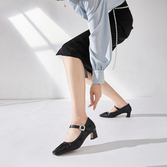 一字扣带真皮羊皮高跟单鞋女2025年新款法式方头褶皱软底女鞋