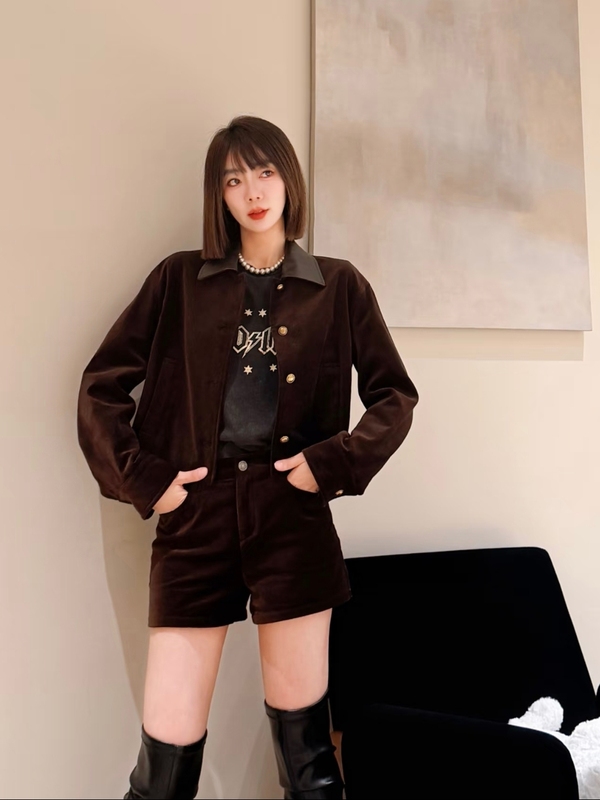 Jacket 2026 Autumn New Arrival, All-Cotton Velvet, Chestnut Brown Leather Collar, Short Boxy Style, High-End Vintage Top Jacket 2026 Autumn New Arrival, All-Cotton Velvet, Chestnut Brown Leather Collar, Short Boxy Style, High-End Vintage Top