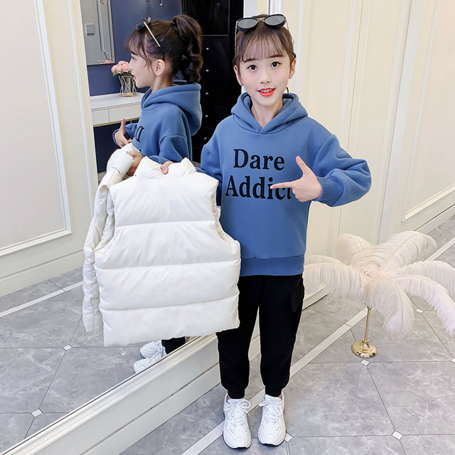 Girls' winter suit 2022 autumn and winter new foreign style medium and large children's fleece thickened vest sweater three-piece set
