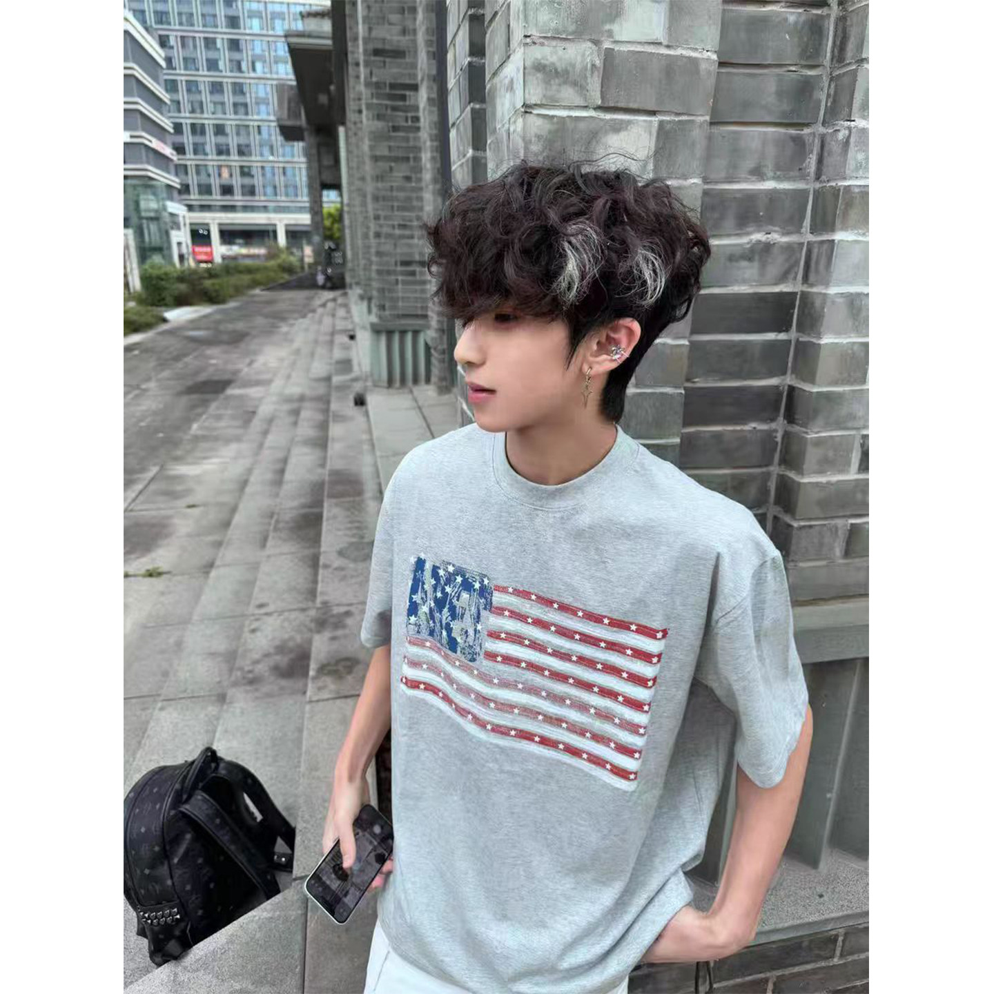 アメリカンスタイルのハイストリートフラッグプリント、厚手の純綿素材を使用したメンズ半袖Tシャツ。2026年新作、トレンディな若者や学生向けのトップスです。