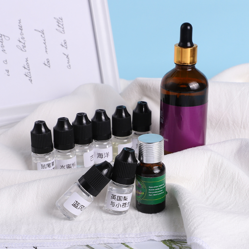 Car perfume Complementary liquid on-board incense Lasting Light Fragrant Pendant with an essential oil scented in the car in the car