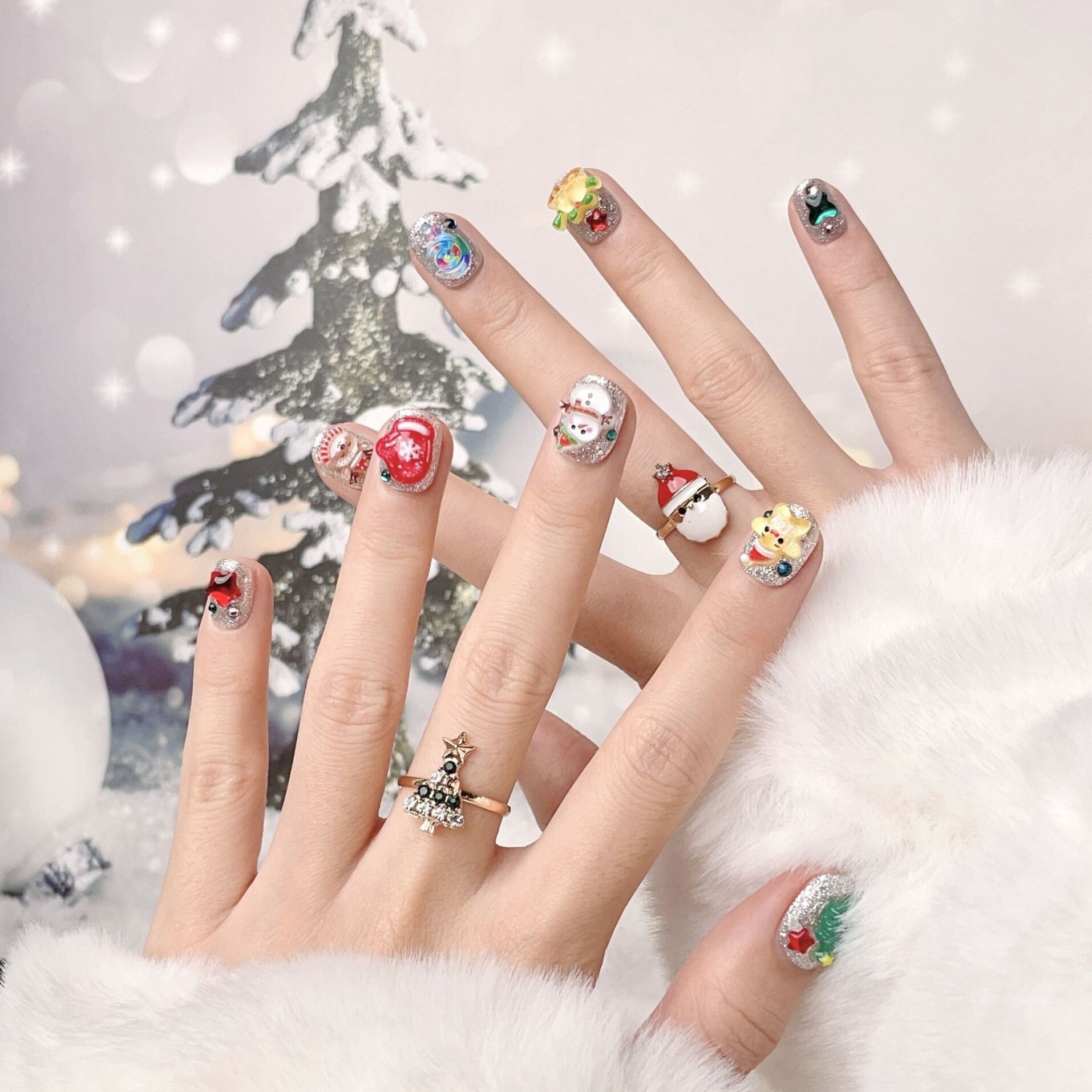 宝宝们，这个圣诞节给娃戴上“圣诞老人”的美甲真的太有爱啦！🎄✨_穿戴甲_淘宝美妆网