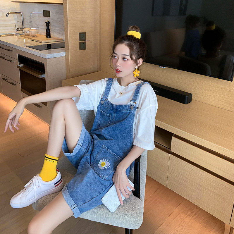 2022 Spring and autumn new Korean version Loose Salt System Thin subnets Red Denim Cuddling Bag Pants Women Shorts Summer