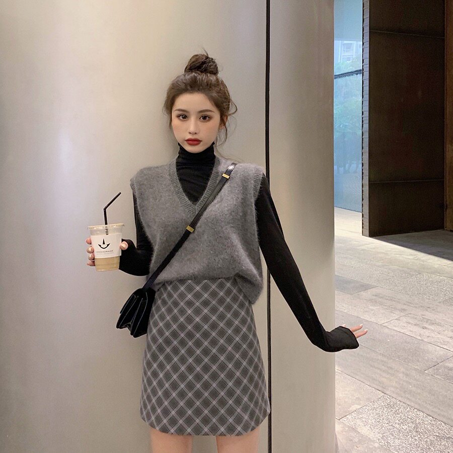 2021 Spring and autumn new ladies trendy fashion design sensation small crowdwear vest knit waistcoat for autumn and winter horse