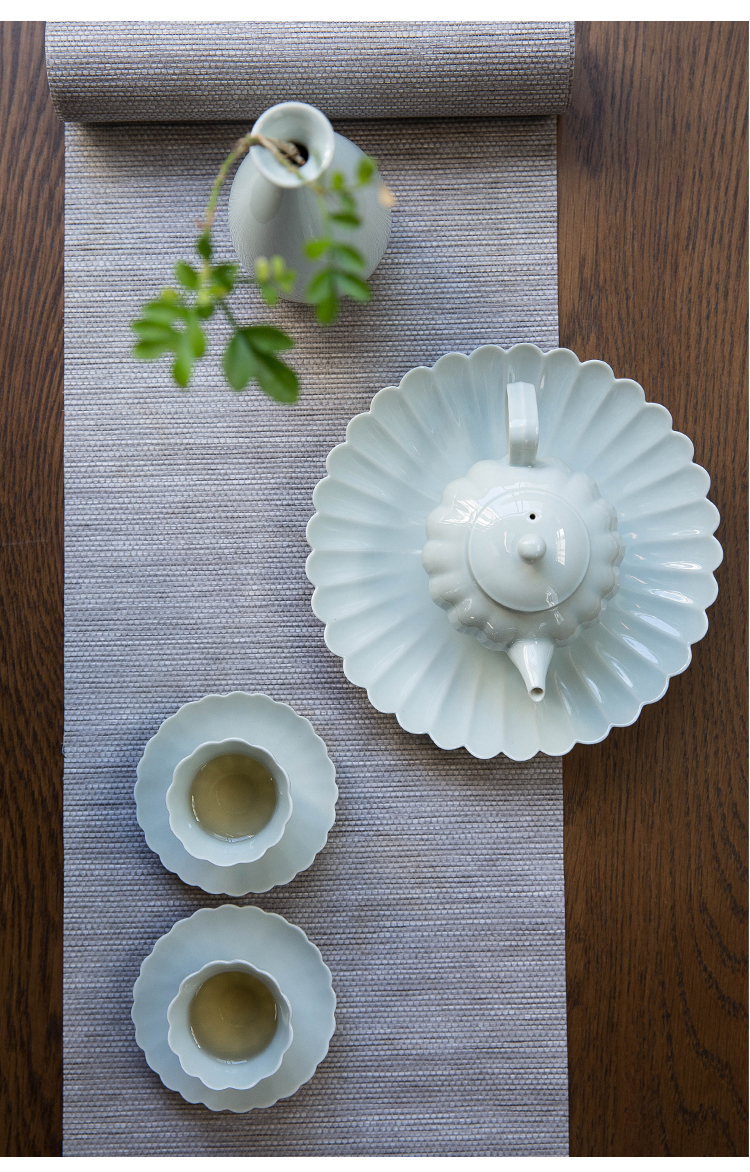 An Abundant ceramic teapot on small single pot of Japanese contracted household dehua ceramic celadon kung fu tea set gift move