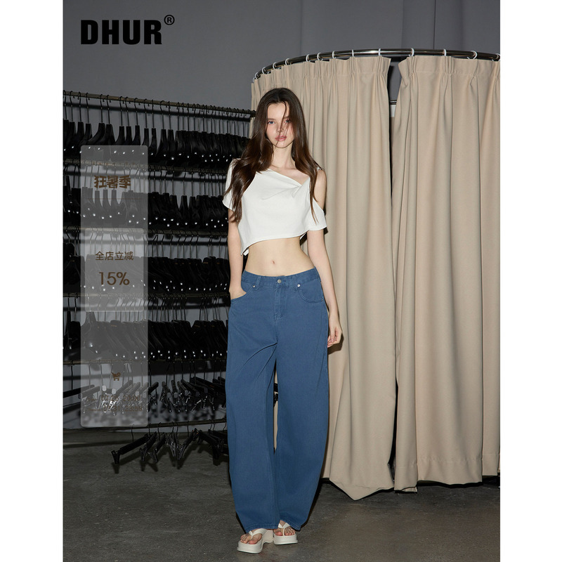 Dhur Lazy and Pure Style Off-Shoulder T-Shirt, White Twisted Design with Irregular Cut, Slimming Waist-Revealing Short Top