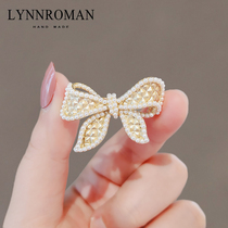 LYNNROMAN ELEGANT SMALL SCENT WIND BUTTERFLY KNOT METAL BROOCH WOMAN 2022 NEW PRODUCT COLLAR PIN-PIN STOP LIGHT SNAP