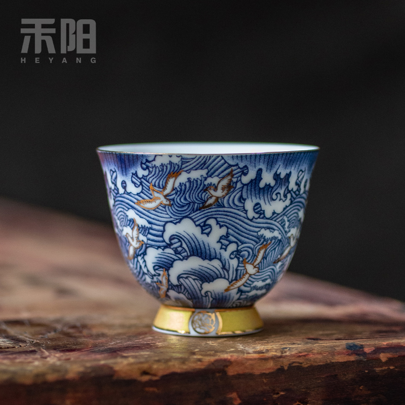Blue and white porcelain cups send Yang kung fu tea set sample tea cup manually set of gold craft high dehua white porcelain cup master