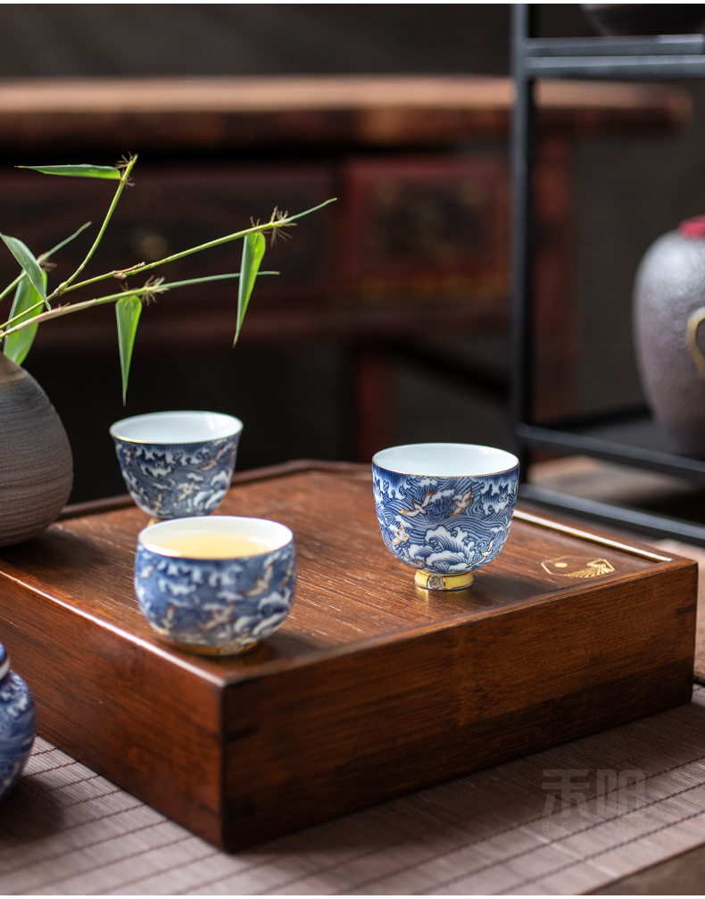 Blue and white porcelain cups send Yang kung fu tea set sample tea cup manually set of gold craft high dehua white porcelain cup master