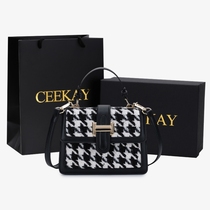 Textured crossbody bag Japanese and Korean internet popular trendy brand 2021 bang ins premium sense student spring unique design