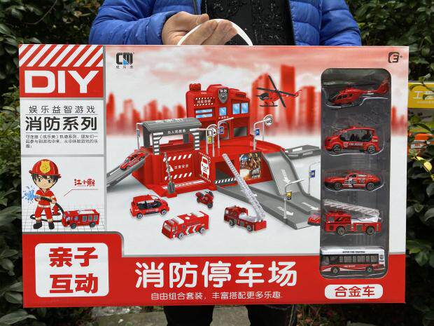 Cheng Lemei DIY Fire Farmer Police Engineering Racing Alloy Car Container Track Deformation Parking Lot Toys