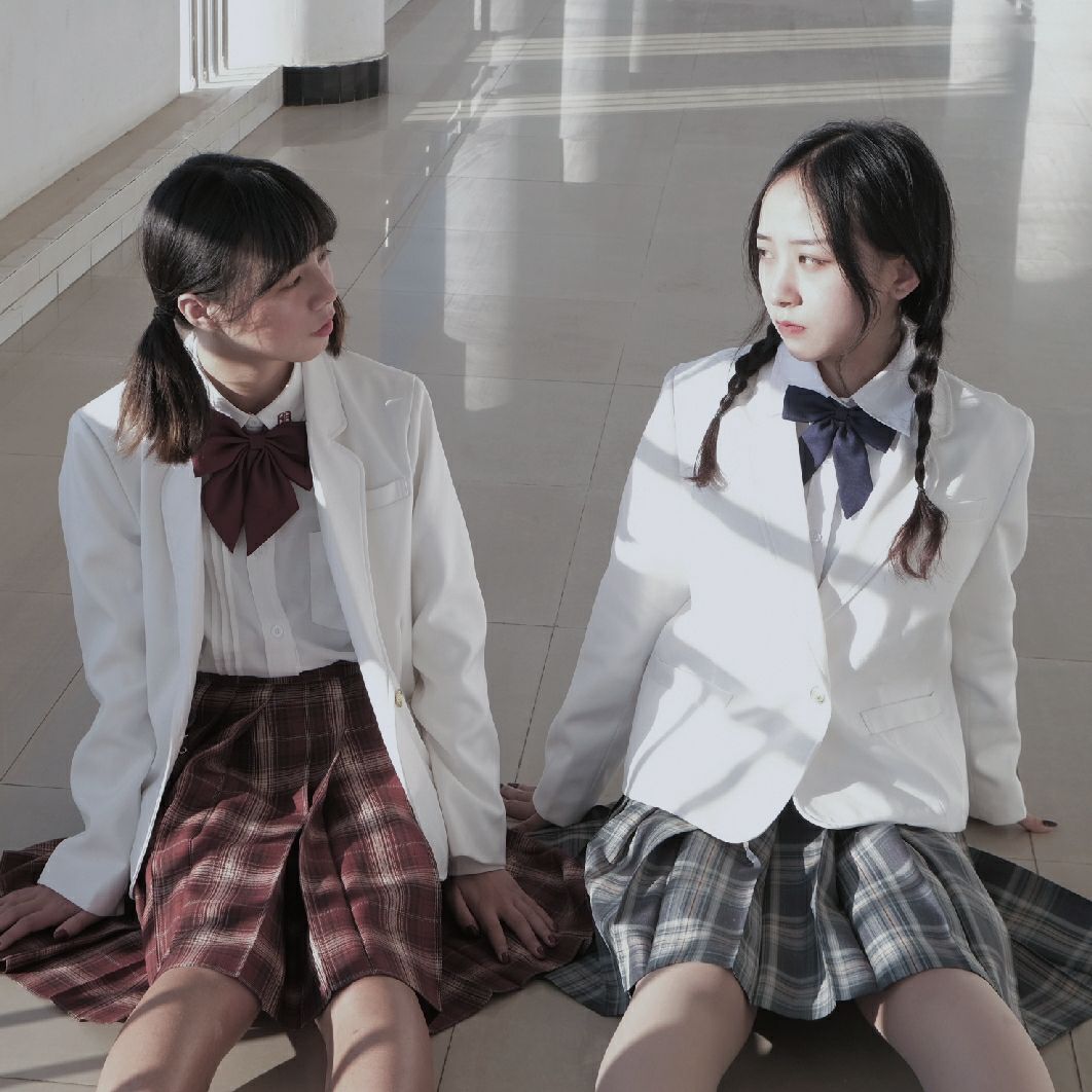 白西服 西服-资料图