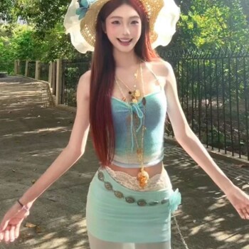 A Complete Set of Outfits for Seaside Vacations for Women in a Pure and Sexy Style: a Knitted Tie-Up Tube Top and a High-Waisted Mesh Skirt