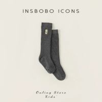 Носки выше колена темно-серого цвета.