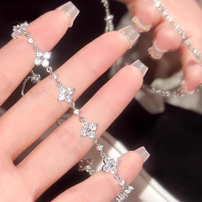 Pure Silver S999 Lucky Four-Leaf Clover Exquisite Sterling Silver Bracelet, Light Luxury Niche Silver-Plated High-End Feel, Gift for Girlfriend or Best Friend