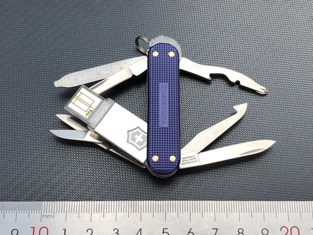 Victorinox Swiss Army Knife (ດັດແປງແລະປັບແຕ່ງ) ມືຈັບໂລຫະປະສົມອາລູມິນຽມ 58mm U disk 64g ແຊ້ມຂະຫນາດນ້ອຍທີ່ມີ flash drive