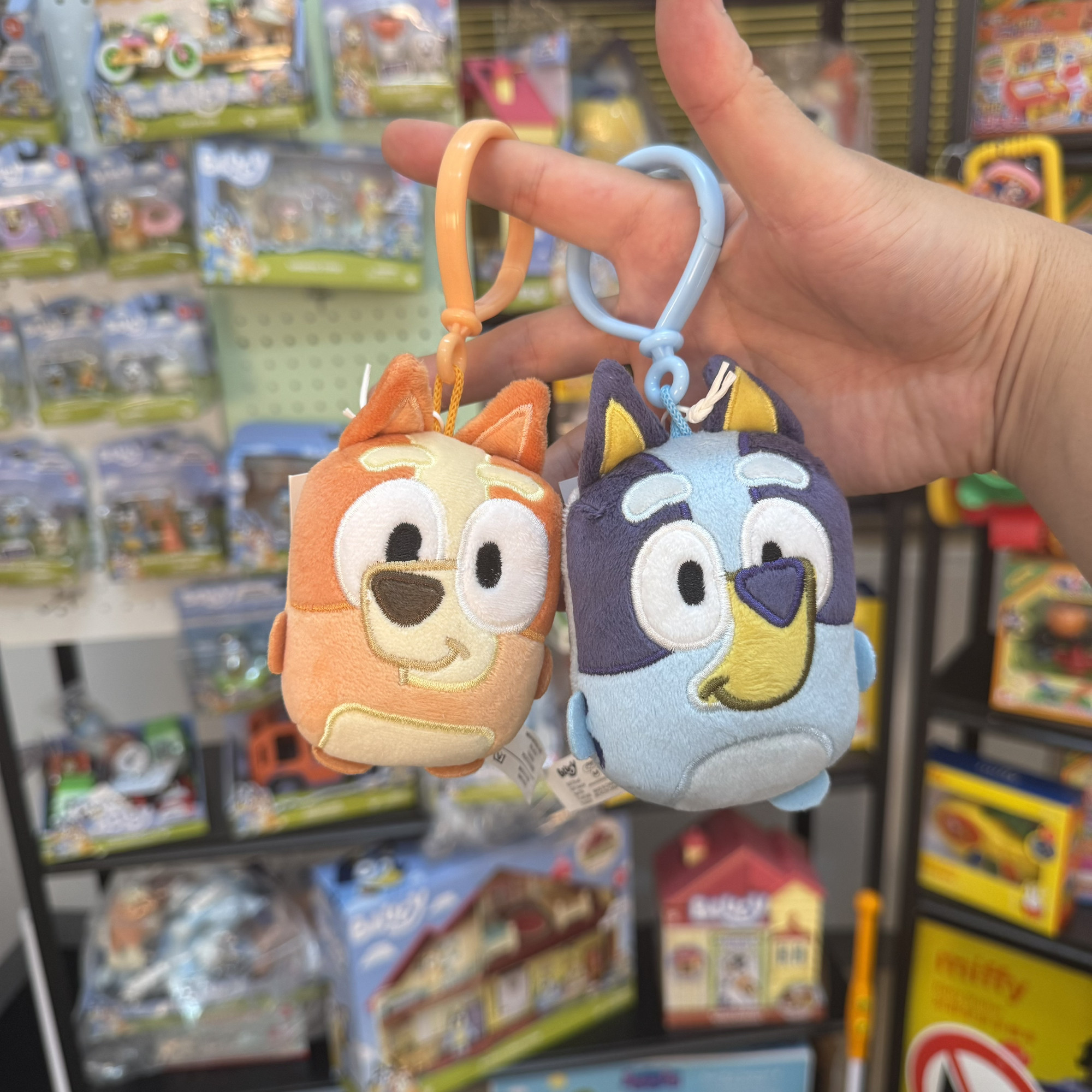 本物のブルーイのぬいぐるみキーホルダー、ビンゴのおもちゃ、子供への誕生日プレゼント。