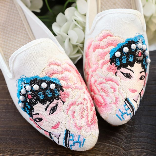 ພາກຮຽນ spring ແລະ summer ເກີບຜ້າປັກກິ່ງເກົ່າແກ່ເກີບເກີບຂອງແມ່ຍິງແລະເກີບແຕະແບບຊົນເຜົ່າ satin embroidered mule ເກີບແຫຼມ toe ເຮືອນ slippers ສໍາລັບແມ່ຍິງ
