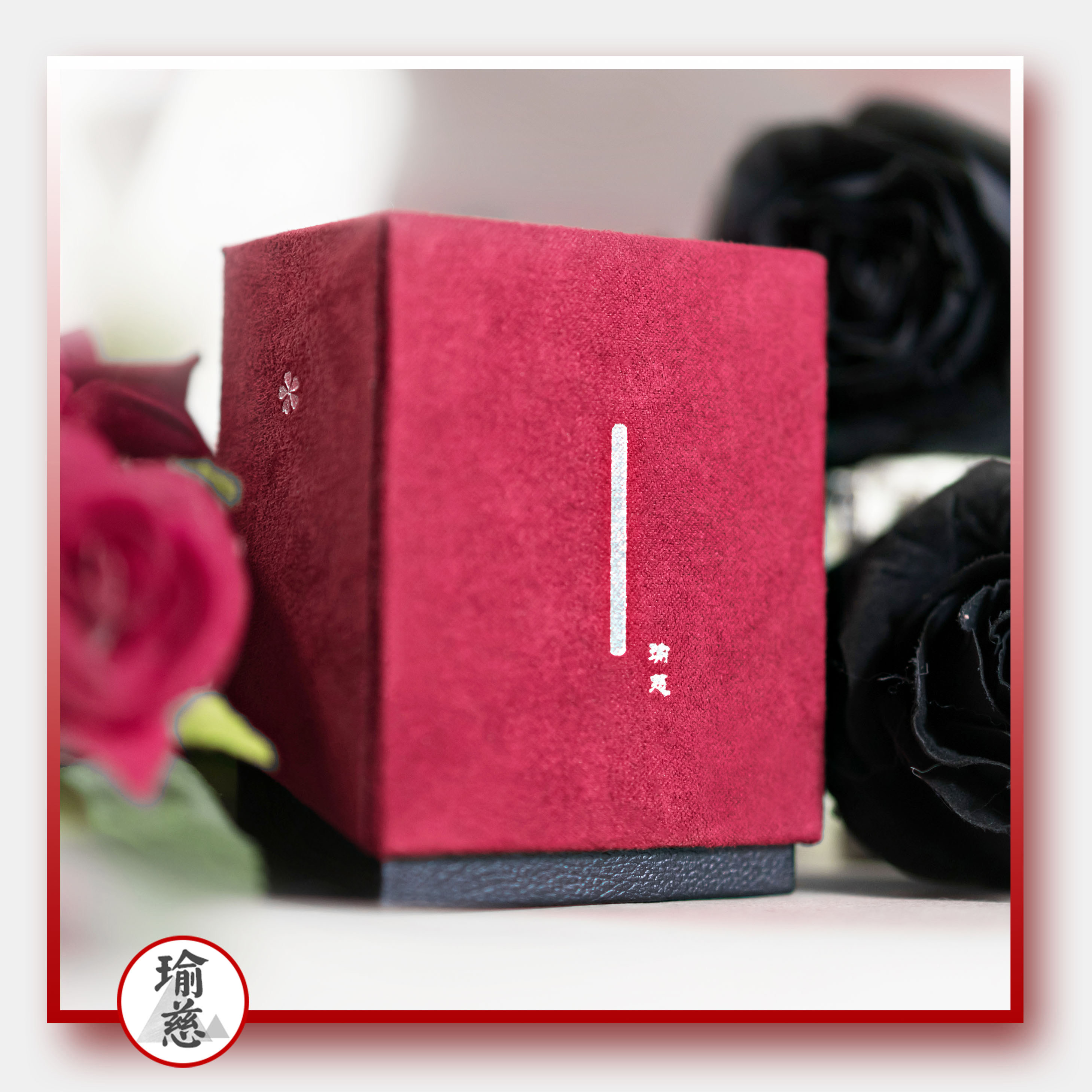 Two pairs of pawn bar boxes Flower cut poker magic card practice card