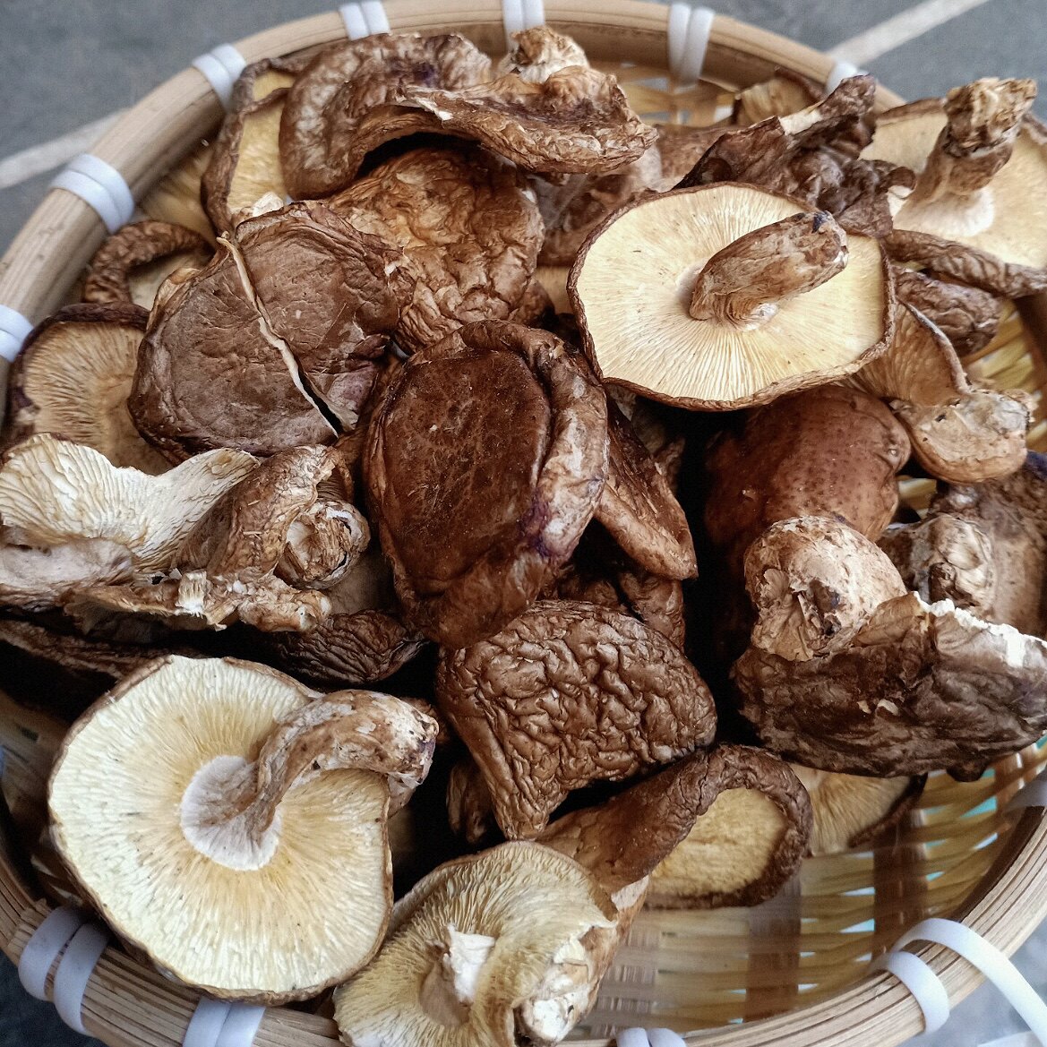 เห็ดหอมแห้งป่า 250 กรัม เห็ดขนาดเล็กที่เพาะบนไม้เบสวูด เห็ดหอมบางพิเศษที่เพาะในฟาร์ม เห็ดแห้งบรรจุแบบหลวม มีกลิ่นหอม