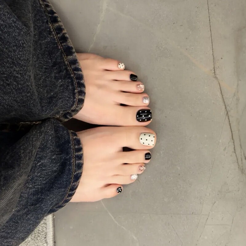Spring and Summer New Style Wearable Toenail Black and White Color-Block Polka Dot Finished Nail Art, Brightening and Versatile for Daily Use Toenail Stickers Spring and Summer New Style Wearable Toenail Black and White Color-Block Polka Dot Finished Nail Art, Brightening and Versatile for Daily Use Toenail Stickers