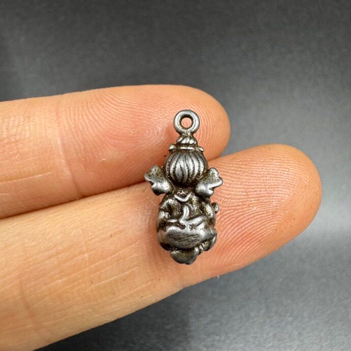 西藏文玩藏传配饰:神秘天铁錾刻挂件,开启心灵之旅!🌟-西藏古代铜雕-淘宝百科网