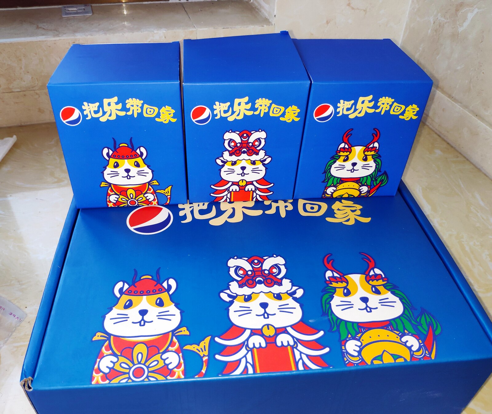 Year of the Rat Pepsi Happy Mouse Welcome Limited commemorative gift box Gold and blue cans Pepsi Happy Mouse doll set of 3