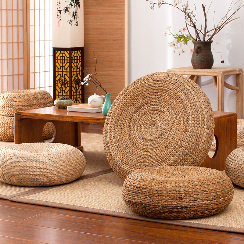 Bushel cushion day-style tatami mat to take a meditation on a meditation window on the floor and round the floor for a lazy person to sit.