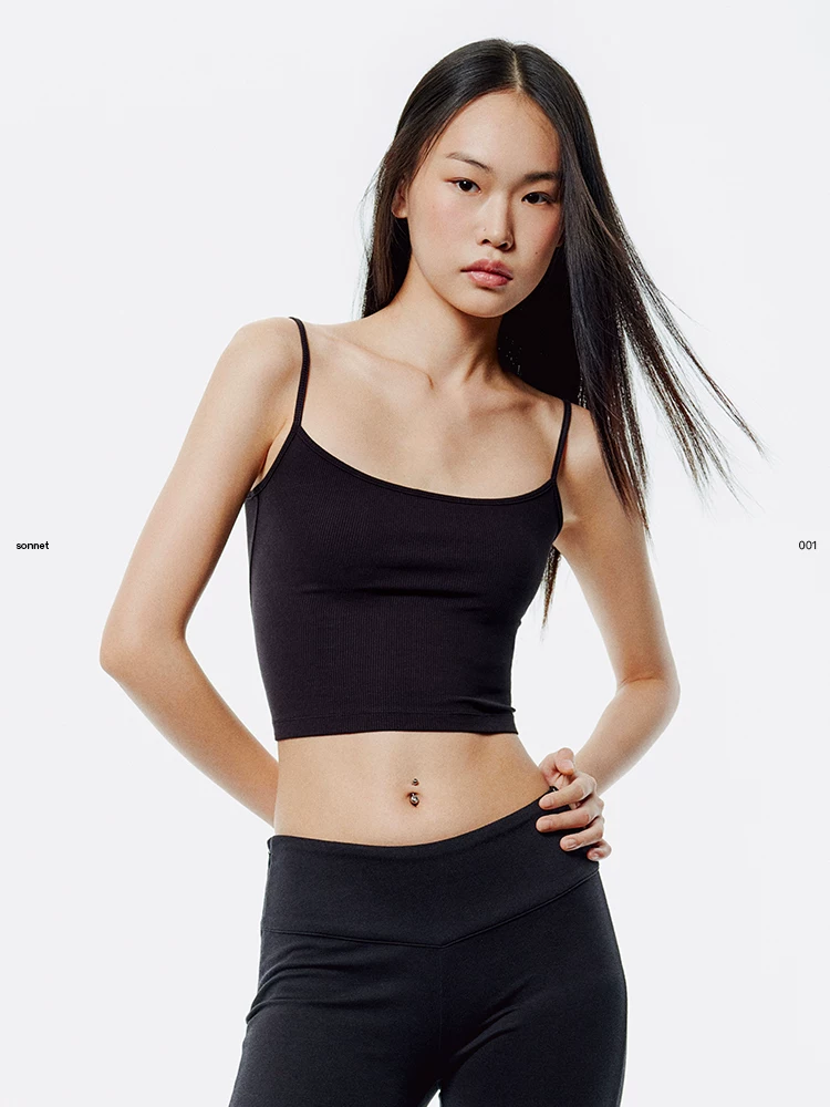 Белая короткая базовая майка с чашечками, красивая спина, slim fit