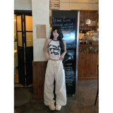 Белая дизайнерская майка топ, облегающий крой, тренд сезона, по фигуре