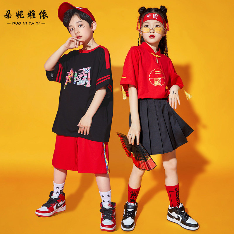 61 children cast out to serve China's wind Han clothes girls perform the opening ceremony of the Primary School Games cheerleader