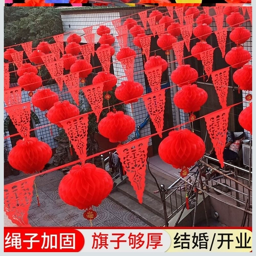 Латте-арт красочные флаги треугольные веревочные флаги за пределами сельской местности висящие флаги место проведения торжества красные фонари фасад стройплощадки праздничная свадьба