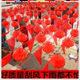 Латте-арт красочные флаги треугольные веревочные флаги за пределами сельской местности висящие флаги место проведения торжества красные фонари фасад стройплощадки праздничная свадьба