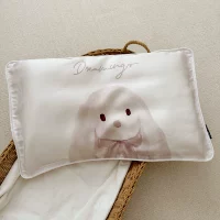 С длинно ушами кролик /