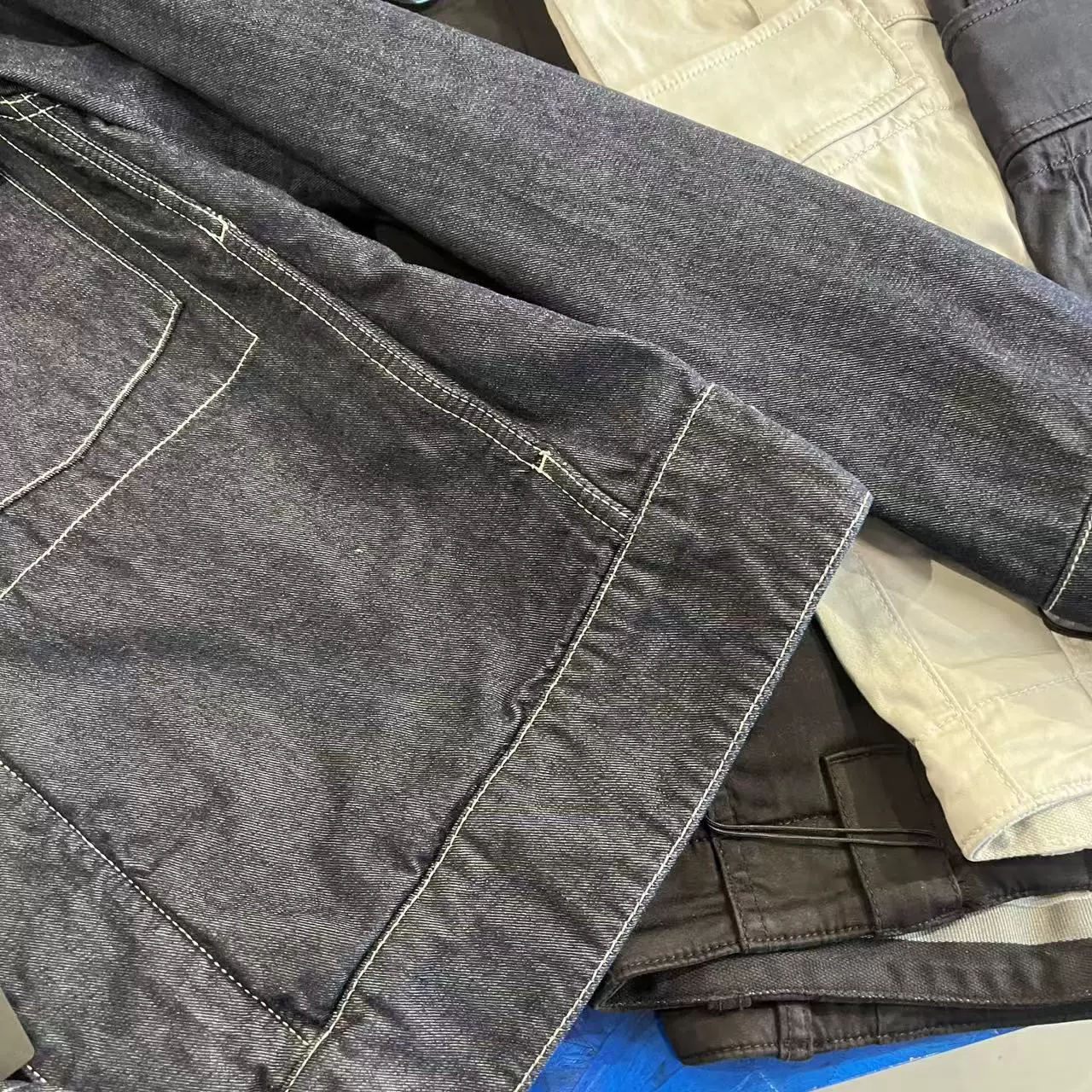 Мужско-женская куртка в одном стиле из денима с эффектом distressed, возврату не подлежит