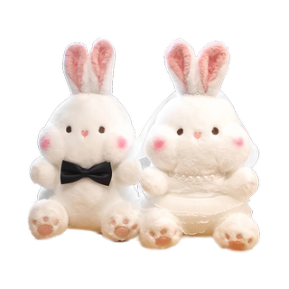 Une paire de poupées de mariage pour les jeunes mariés comme cadeau pour les jeunes mariés