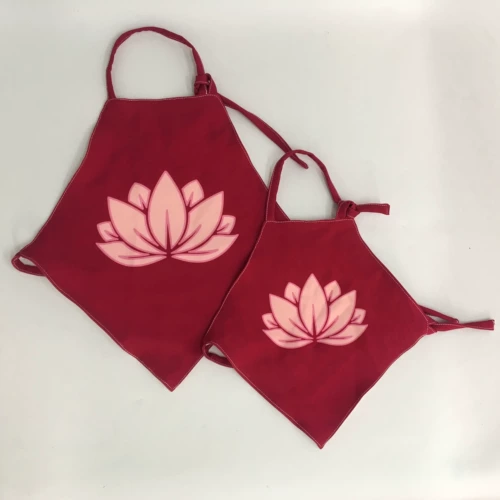 Неза тот же стиль дьявола ребенка, приходящего в мировой фильм, окружающий живот для животных кошачьей живот дома весна, детская одежда