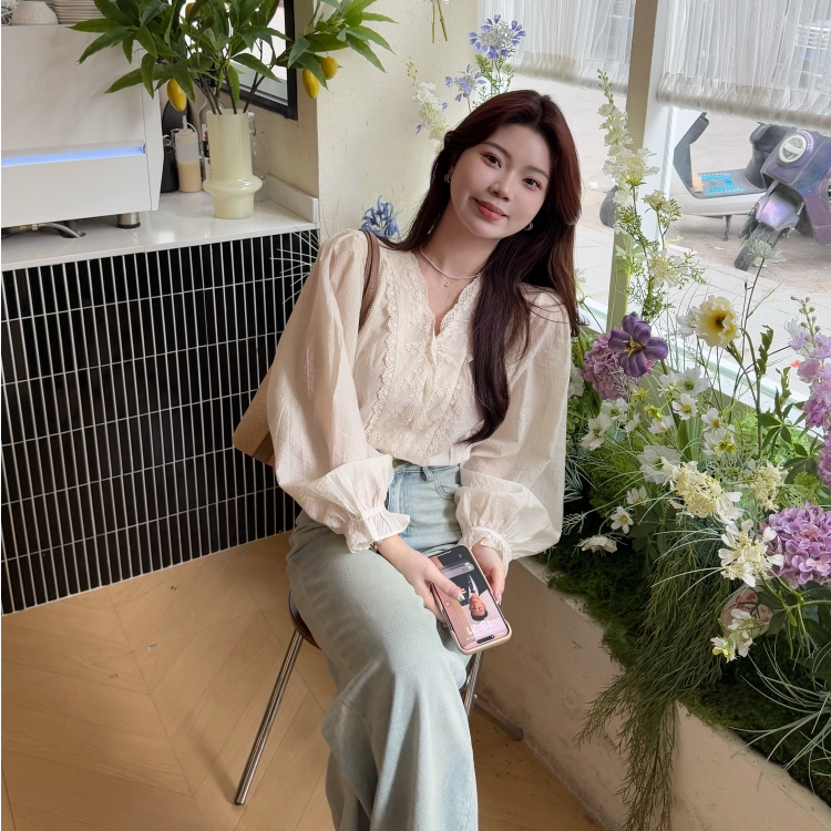 【Just in Time for Spring Cherry Blossoms】French Lace Trim Tencel Apricot-Colored Shirt for Women, Casual and Sophisticated Long-Sleeve V-Neck Top