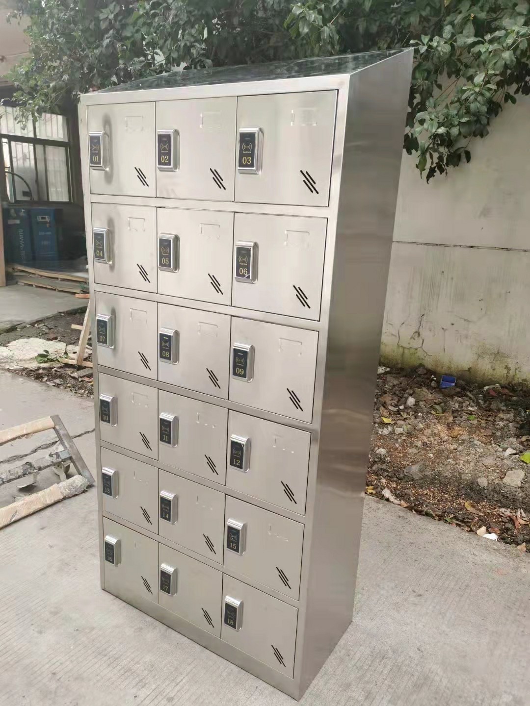 斜顶304不锈钢健身房感应锁更衣柜净化车间员工18门储物柜子定制