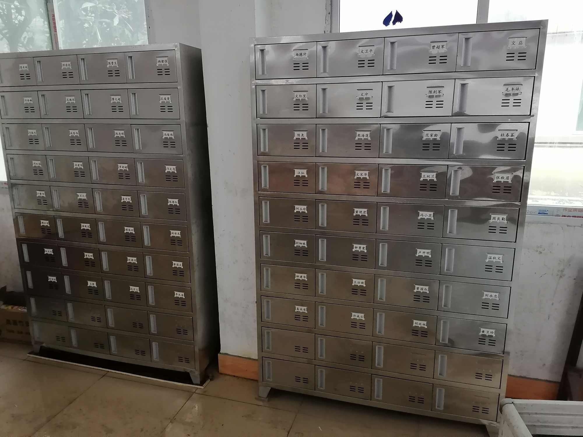 定制304不锈钢40门碗柜餐具存放柜工厂车间磁吸门储物柜子带站脚