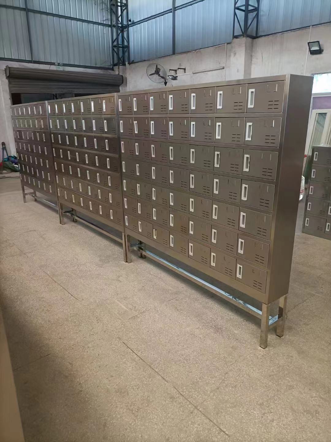 定制不锈钢食堂员工49门碗柜工厂学校站脚磁吸门餐具柜鞋柜储物柜