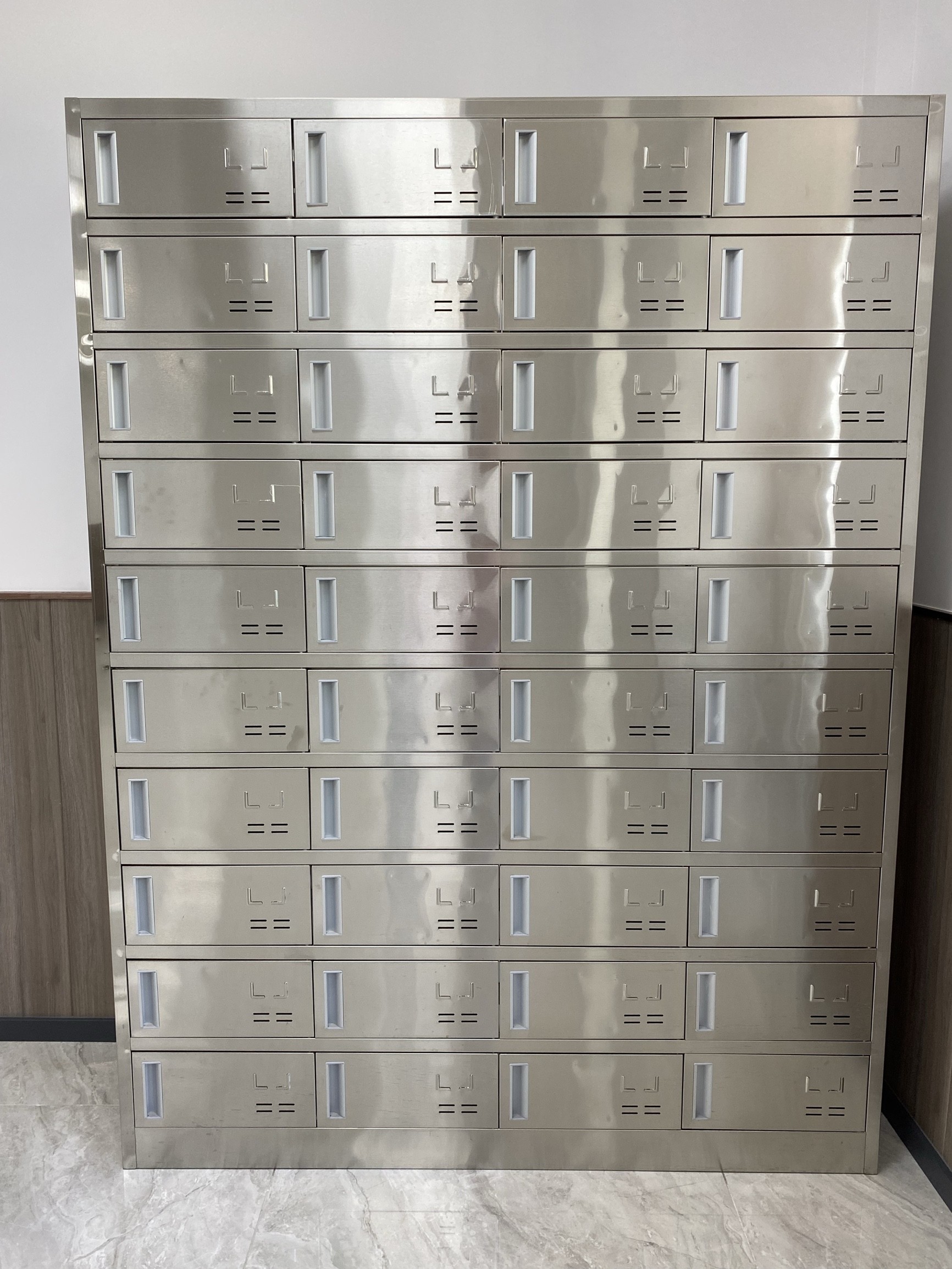 定制304不锈钢40门餐具存放柜工厂车间员工磁吸门碗筷放置柜加厚