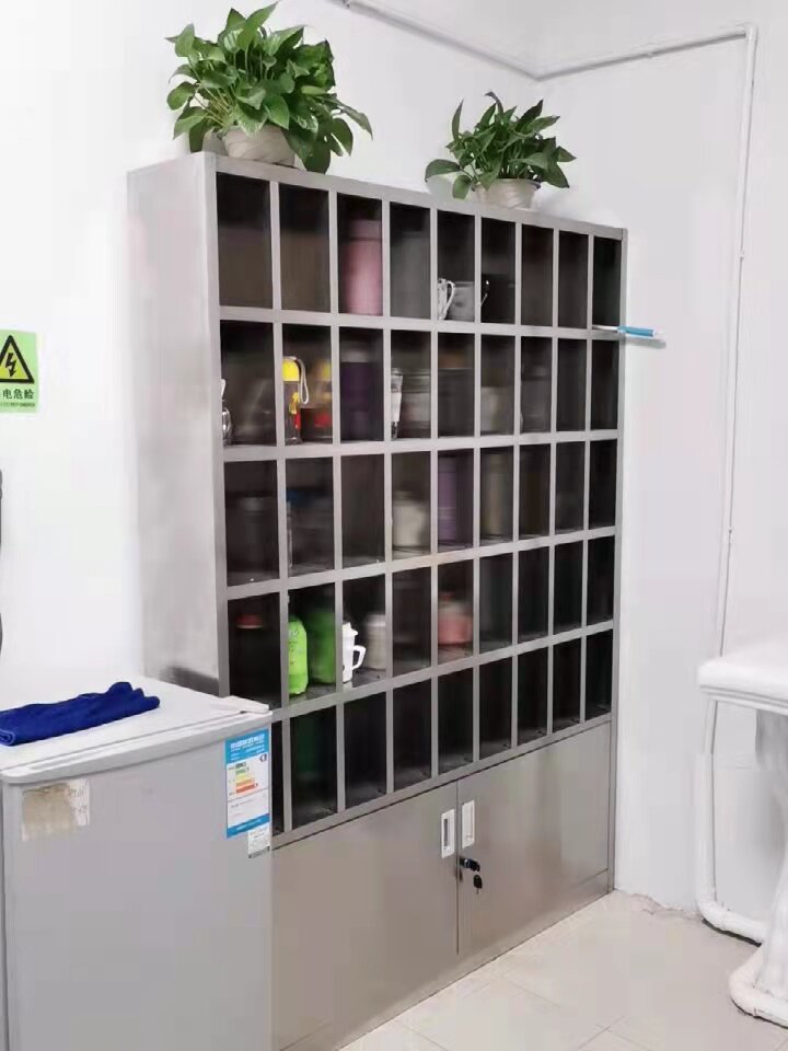 厂家定做不锈钢45格员工水杯放置柜学校茶水柜工厂车间多格水杯柜
