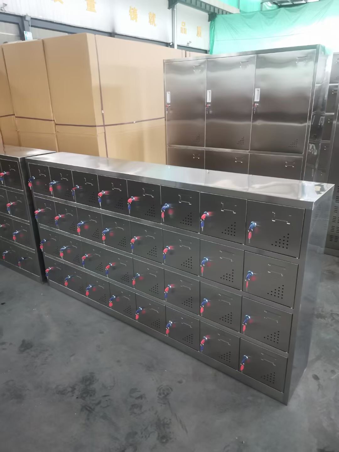 定制不锈钢32门工厂食堂碗柜多门多格餐盘柜员工带锁储物寄存柜