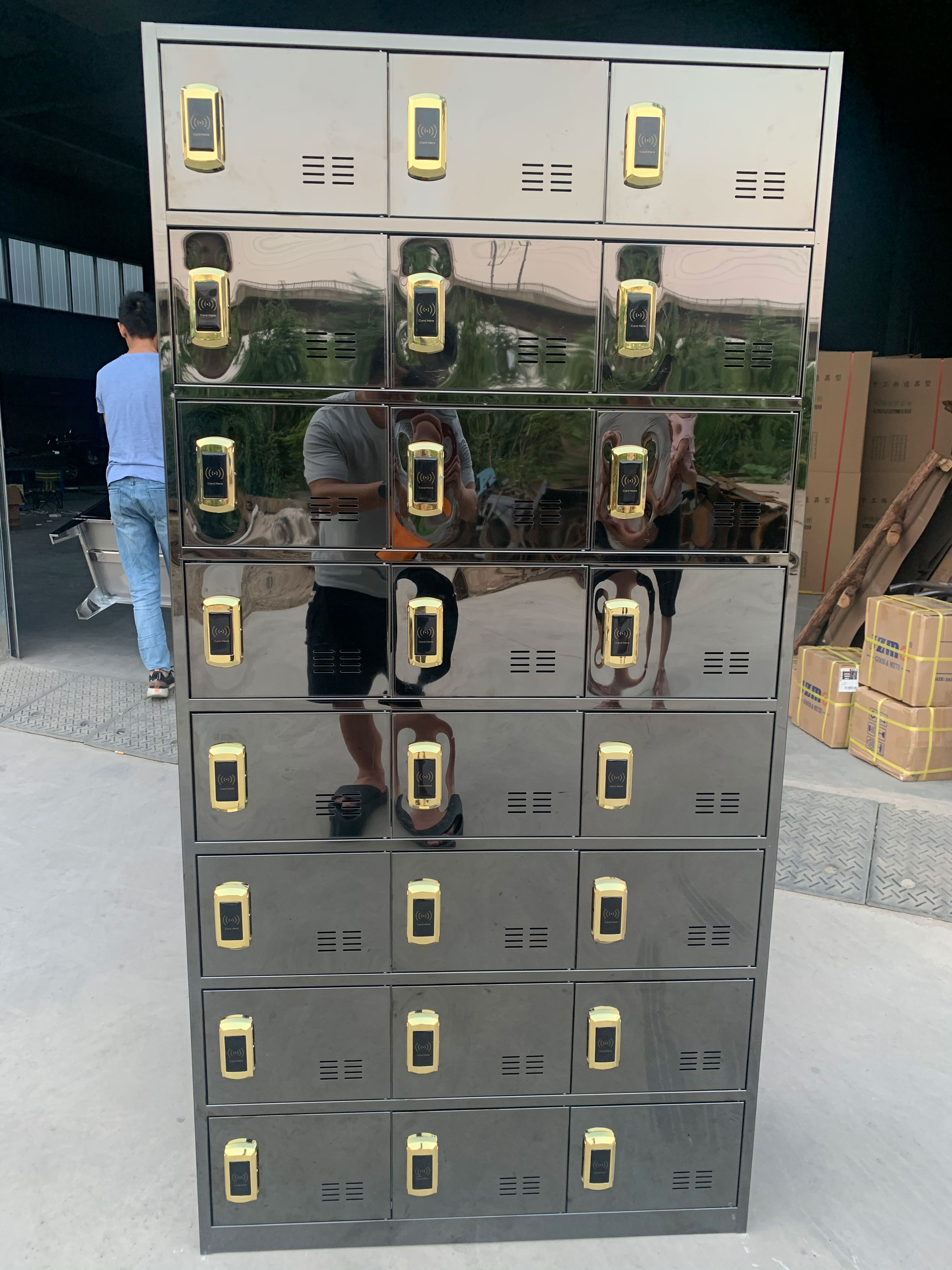 定制不锈钢二十四门更衣柜健身房智能感应锁电子存包柜员工储物柜