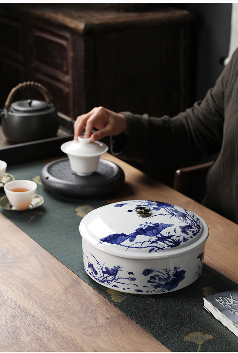 Blue and white porcelain is received puer tea box caddy fixings large tea cake box wake tea pot tea boxes to restore ancient ways