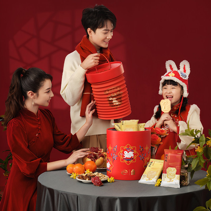 伊利 须尽欢 故宫联名特别版 限定礼盒(冰淇淋10支+灯笼+冰箱贴+红包*5)多重优惠折后¥128包邮