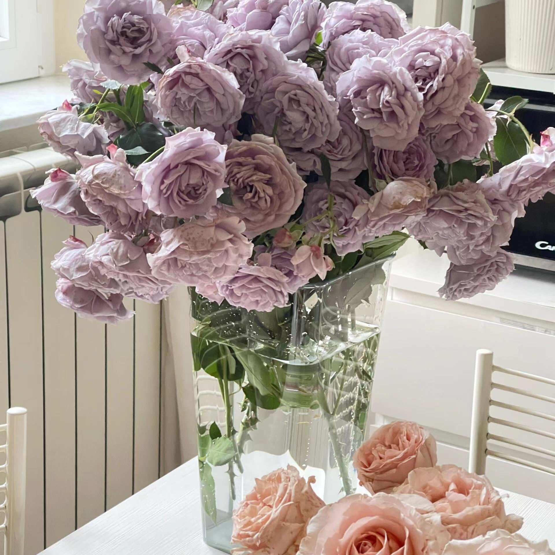 深水透明亚克力花桶：现代家庭与花艺美学的完美融合